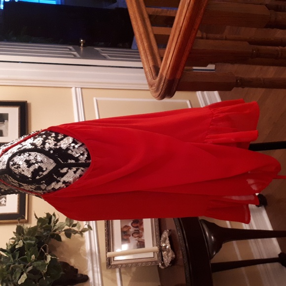 Red Off-Shoulder Top - Picture 4 of 5